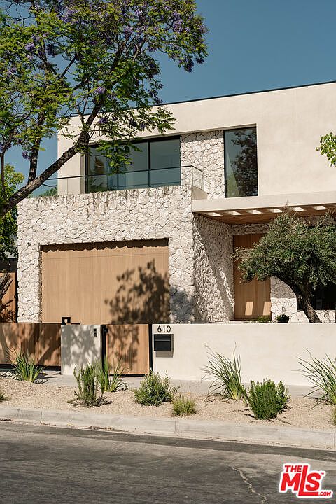 1st image of 610 N Curson Ave