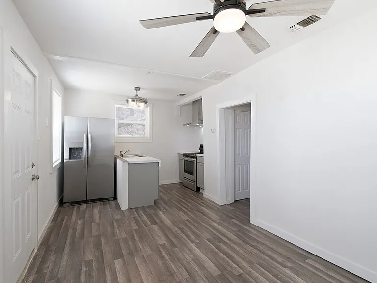 210 N Jackson St #A — Photo 12