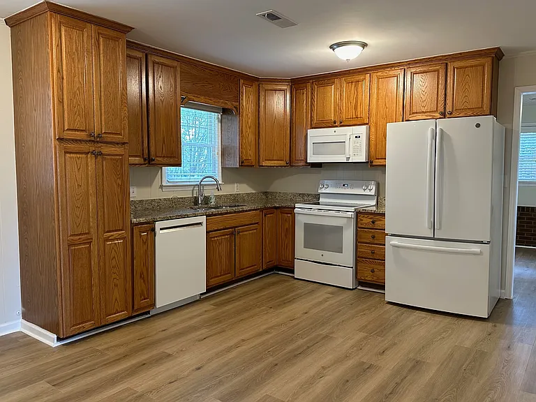 924 Chalet Dr — Photo 7