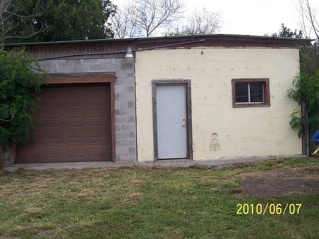 2nd image of 518 E Yoakum Ave
