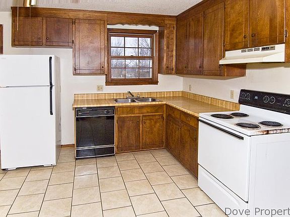3rd image of 208 E Hillcrest Dr