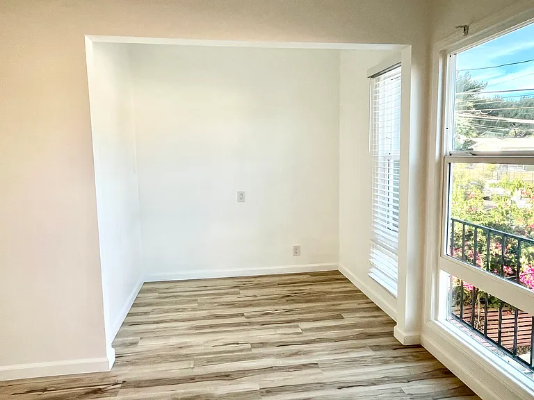 1129 N Madison Ave — Photo 4