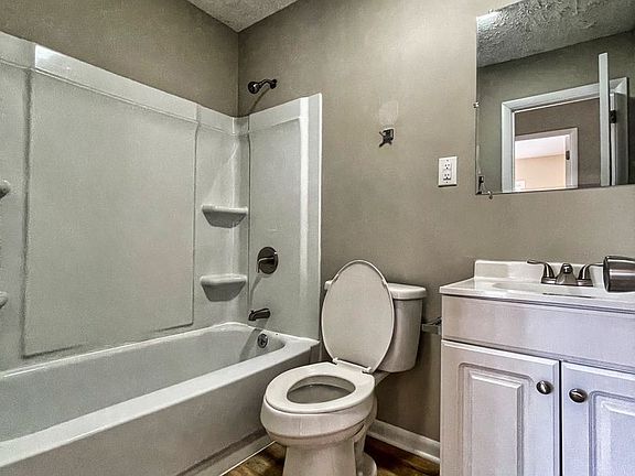 4th image of 4020 Downes Dr