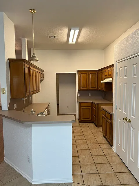 4 bed, 2028 sqft, $2,099 — Photo 4