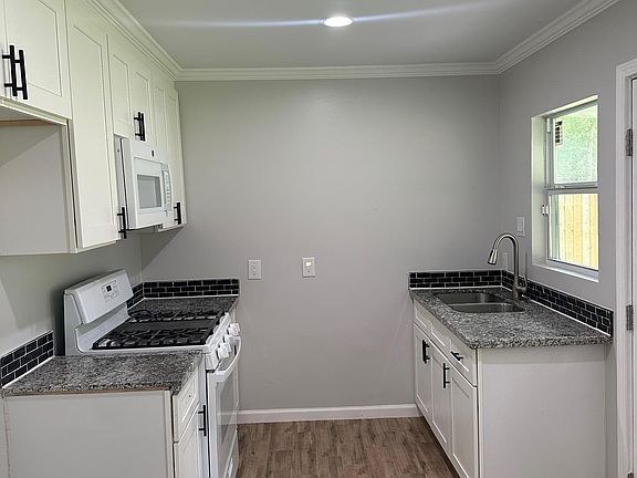 2nd image of 2218 Rose St