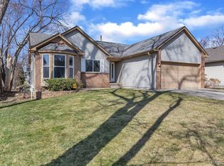 3293 Troy Dr, Troy, MI 48083