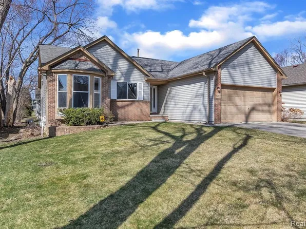 3293 Troy Dr, Troy, MI 48083