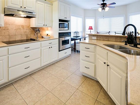 3rd image of 611 SE Jamaica Dr