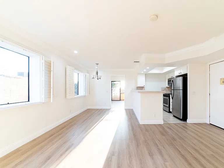 1510 S Barrington Ave #101 — Photo 3