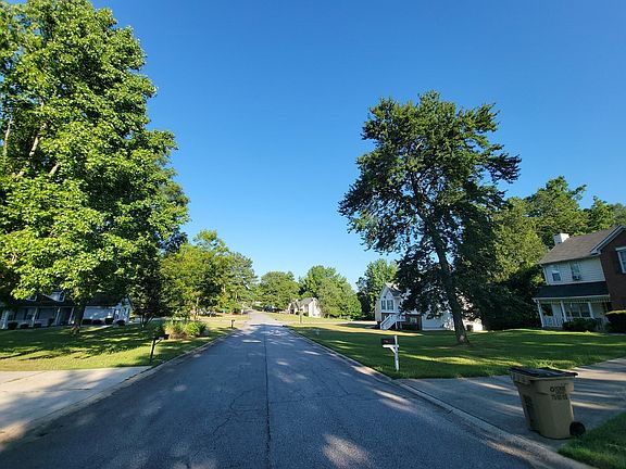 4th image of 454 Fieldgreen Dr
