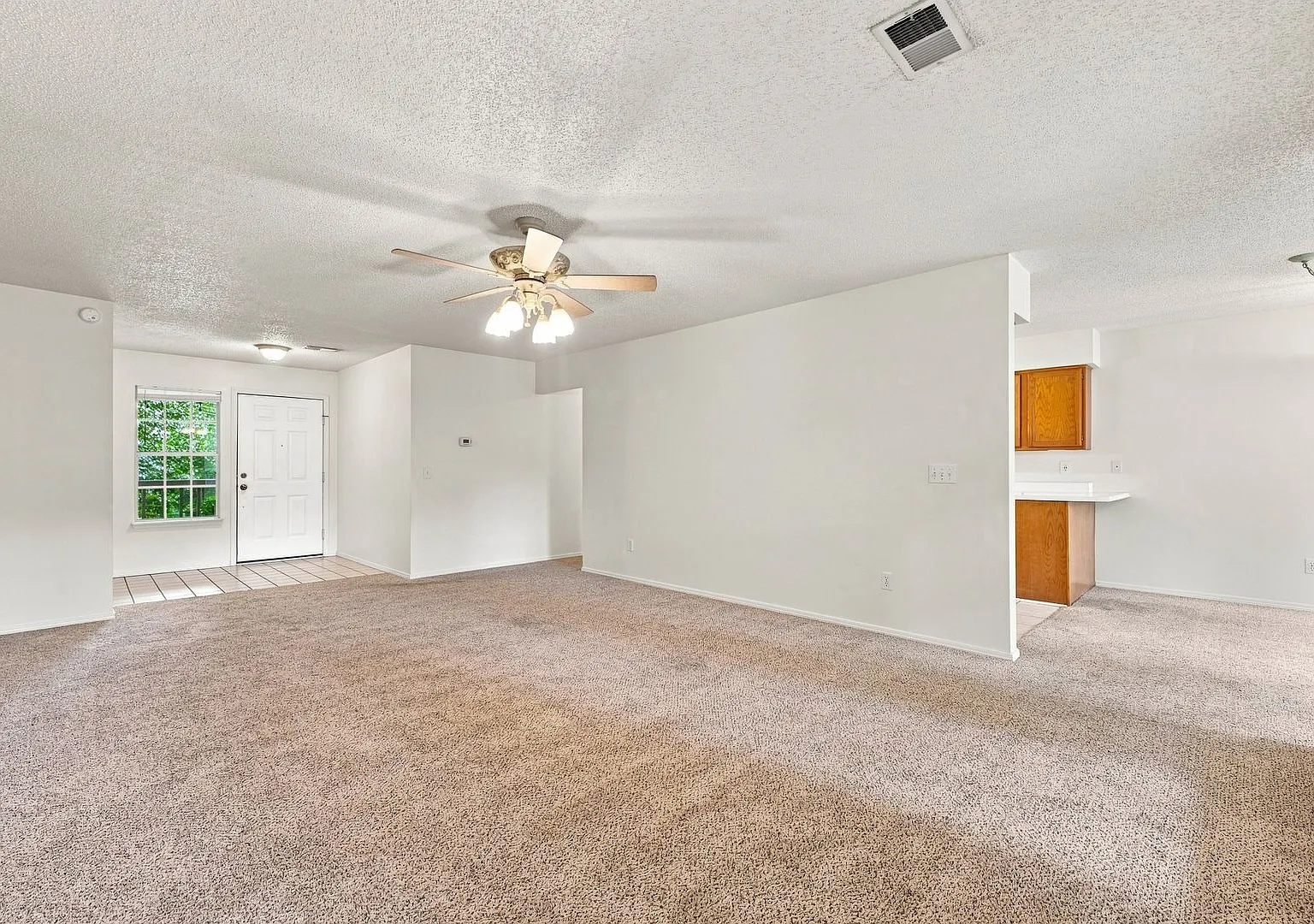Quiet and Peaceful Duplex Near the Lake! — Photo 2