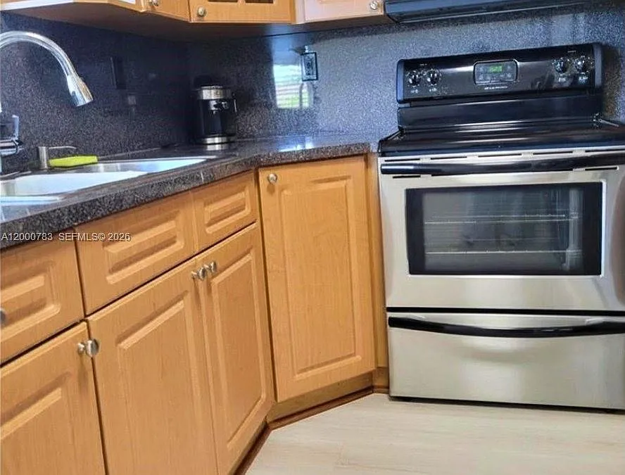 2 bed, 2.0 bath, 1005 sqft, $2,500 — Photo 3