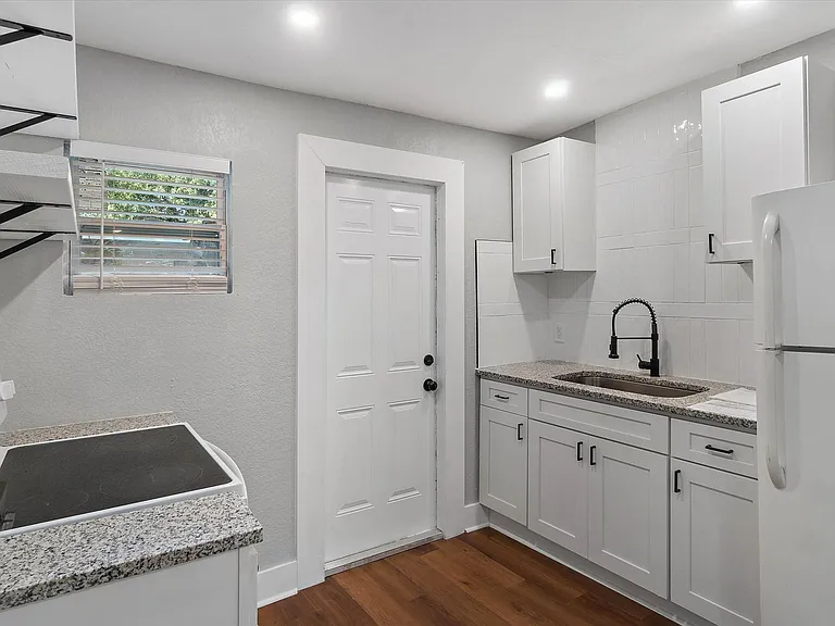 2243 Auburn St S #B — Photo 1