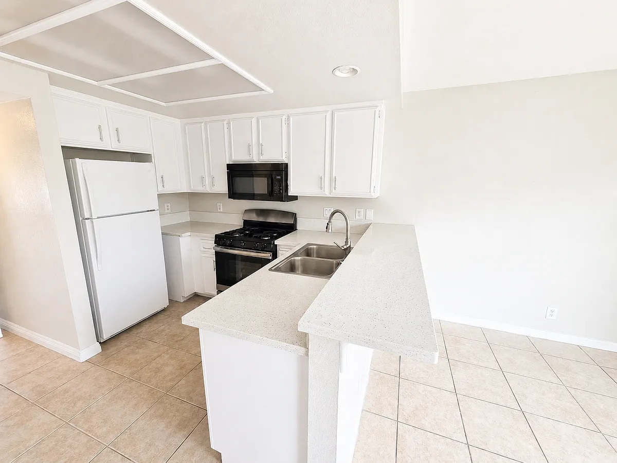 Building Photo - 1112 S Cypress Ave #54