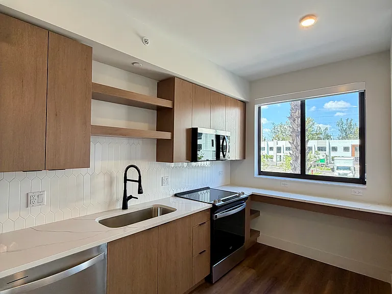 2901 N Palm Aire Dr #S1 — Photo 2