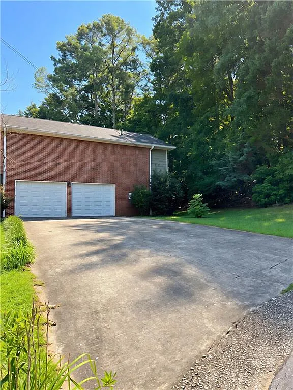 3 bed, 2.0 bath, 1435 sqft, $2,050 — Photo 3