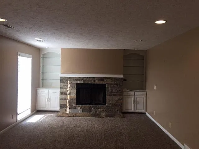 3 bed, 2.5 bath, 2300 sqft, $2,400 — Photo 2