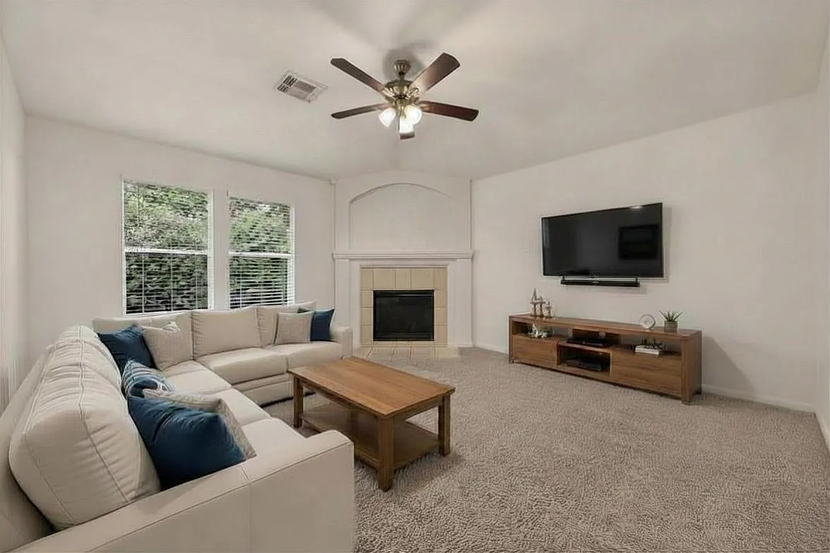 3 bed, 2.0 bath, 1903 sqft, $2,300 — Photo 2