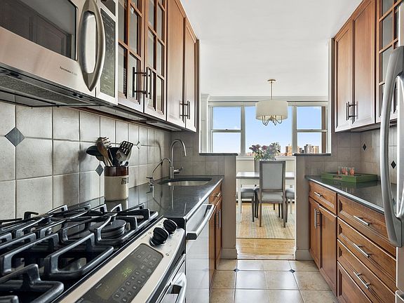 5th image of 75 Henry St APT 32H