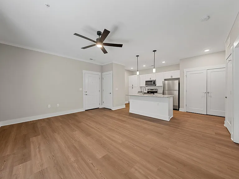 Mount Victor Olde Towne Luxury Apartments — Photo 34
