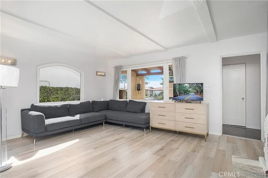 2 bed, 899 sqft, $4,950 — Photo 1