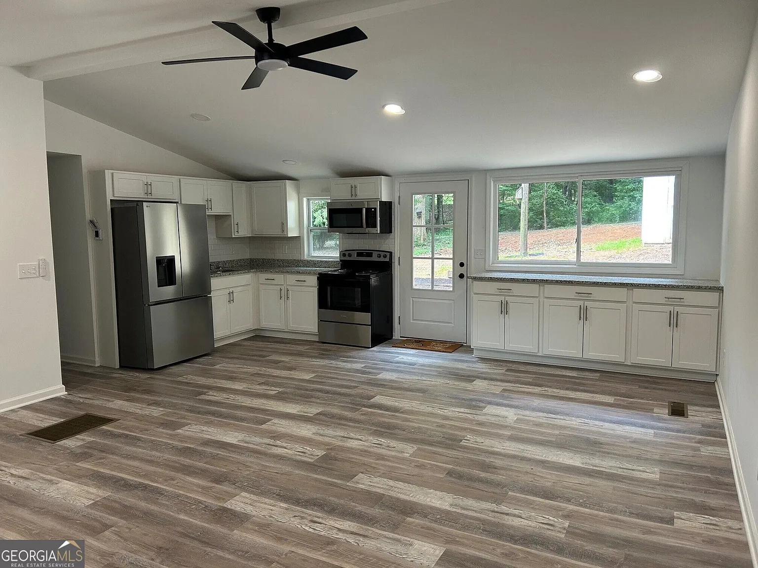 3 bed, 2.0 bath, 1008 sqft, $2,200 — Photo 4