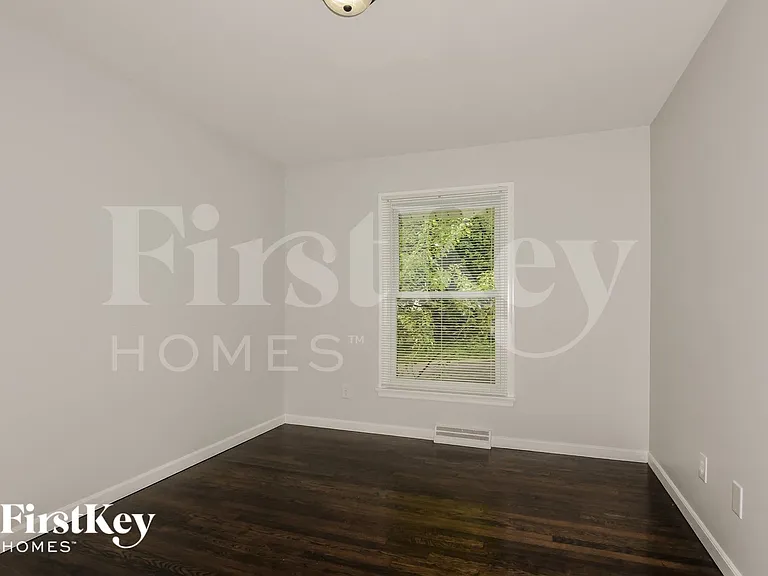 305 Elmhurst Dr — Photo 11