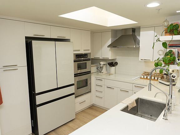 5th image of 13700 Marina Pointe Dr Unit 516