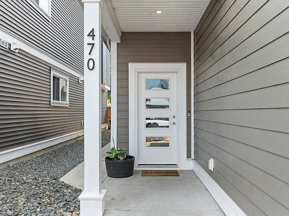 3rd image of 470 Fort St
