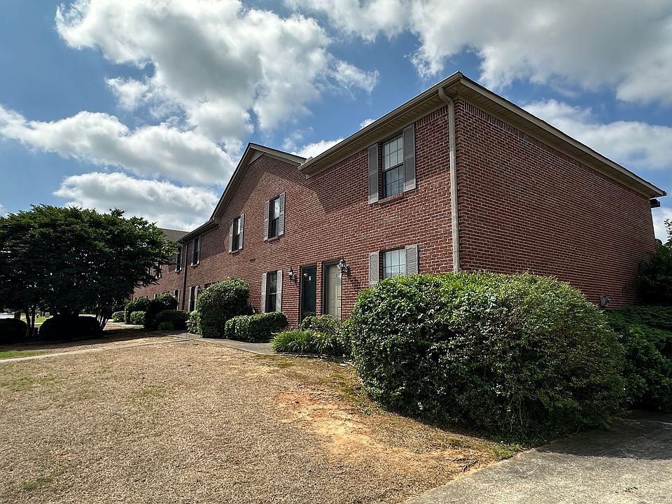 1211 Goldridge Drive Apartments during the summer.