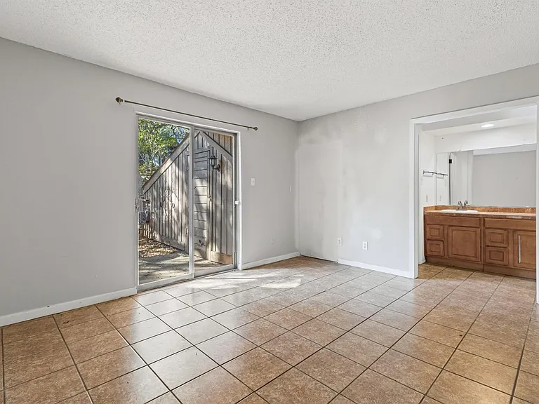 24 Marina Cir — Photo 7