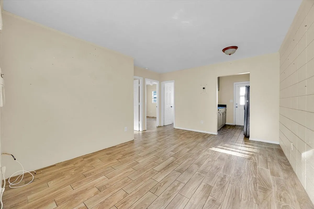 2 bed, 650 sqft, $1,300 — Photo 2