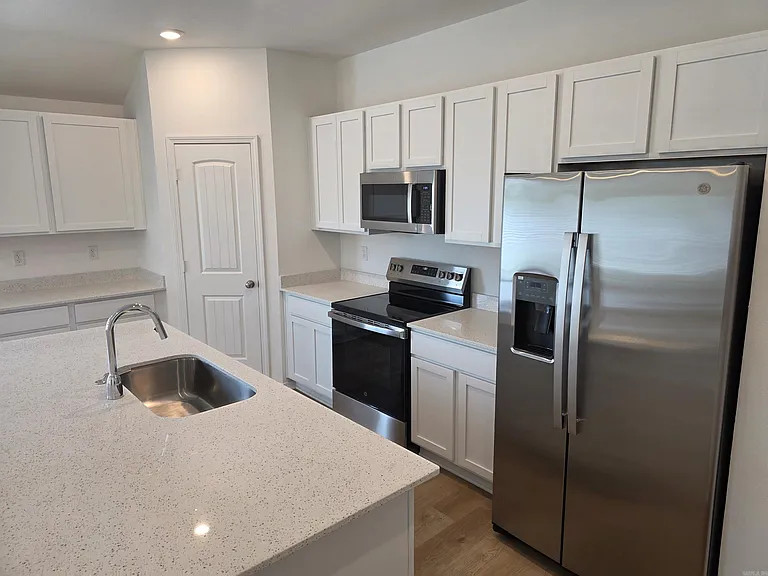 782 Gussy Ln — Photo 4