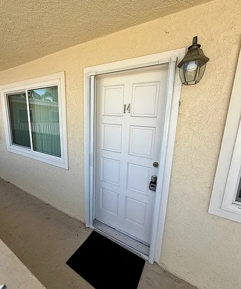 1009 Seabreeze Dr — Photo 2