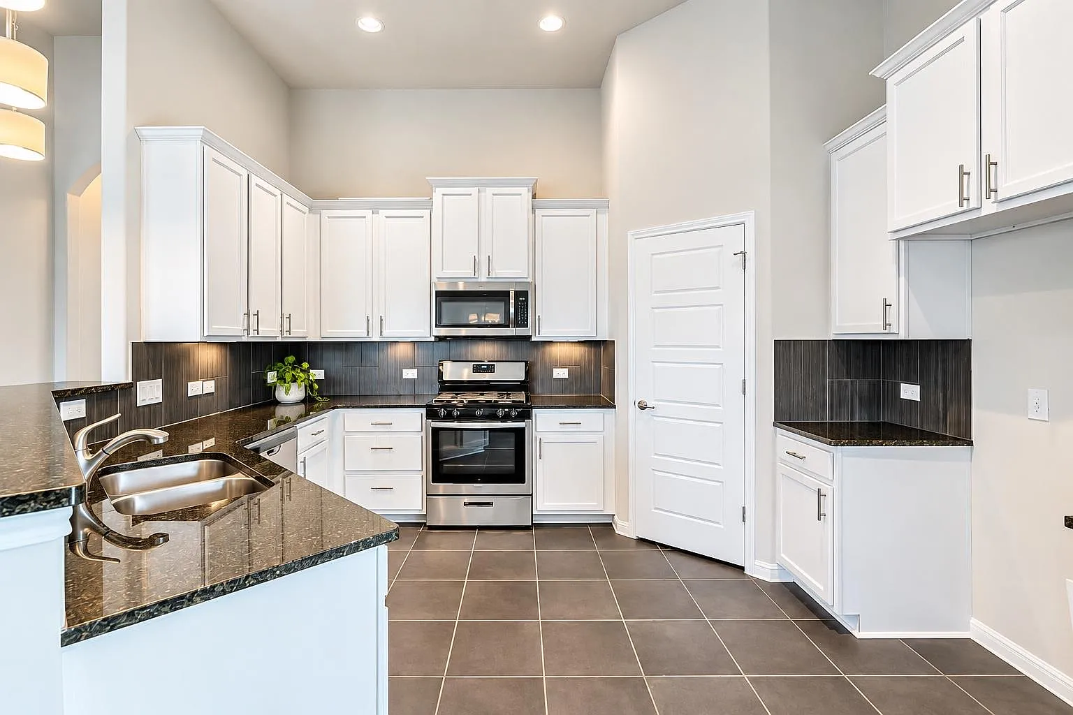 4 bed, 2.0 bath, 2150 sqft, $2,500 — Photo 2