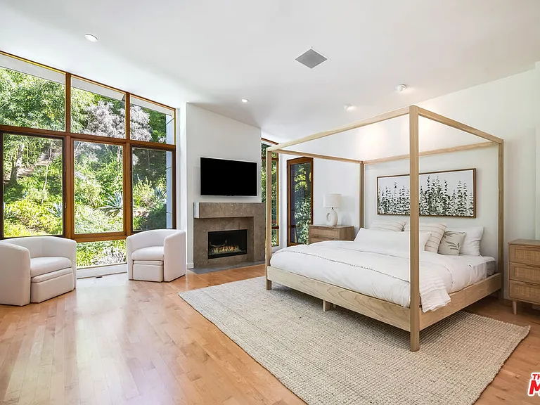 3600 Mandeville Canyon Rd — Photo 27