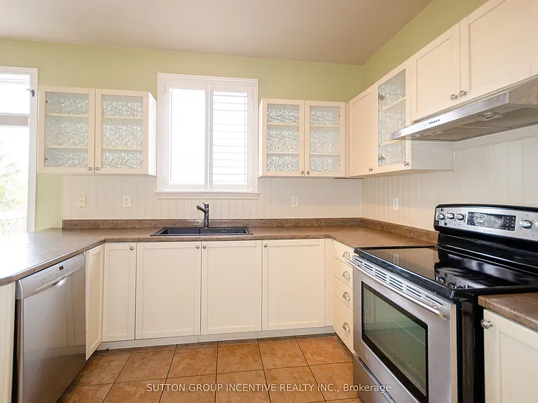 38 Harwood Dr #UPPER — Photo 10