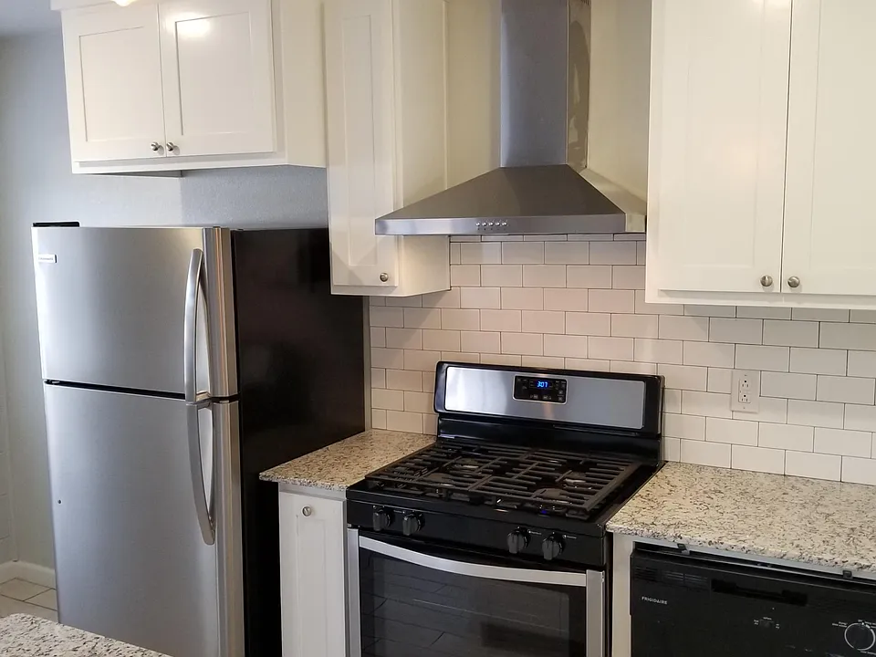 897 W 12th St