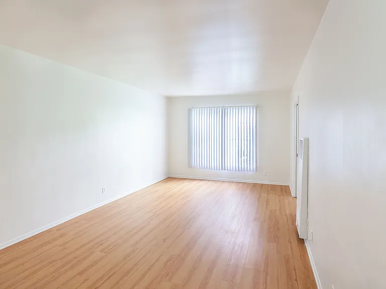 Gayley Manor Apartments — Photo 48