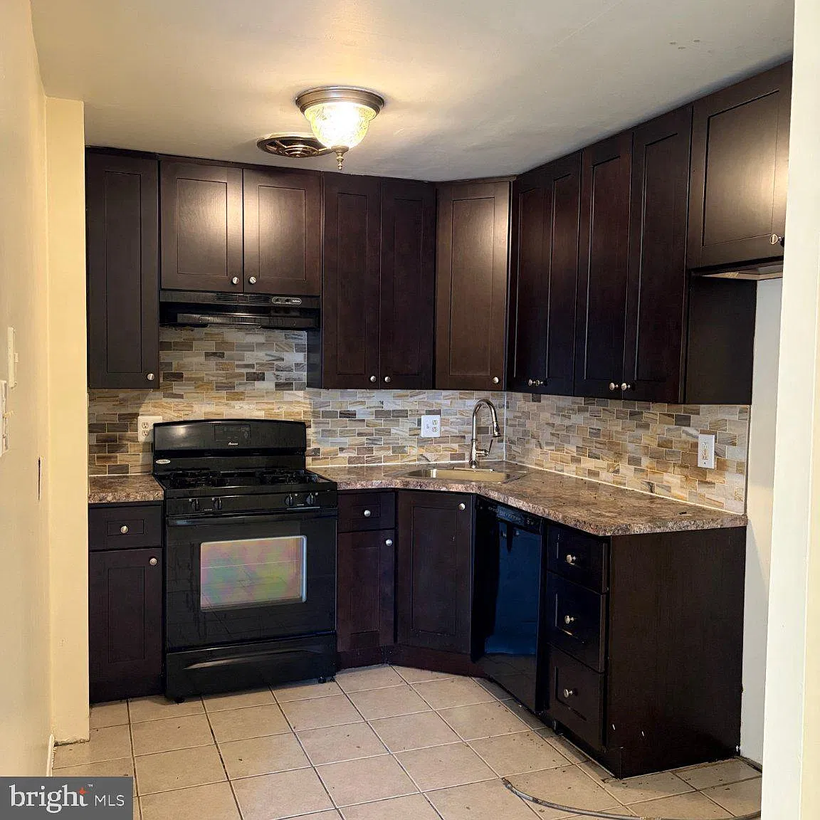 2 bed, 1.0 bath, 1847 sqft, $1,595 — Photo 1