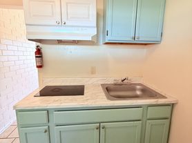 232 W Flores St