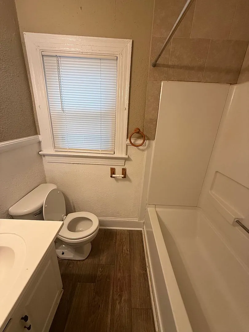 2 Bedroom, 1 Bath House - Available Now — Photo 4