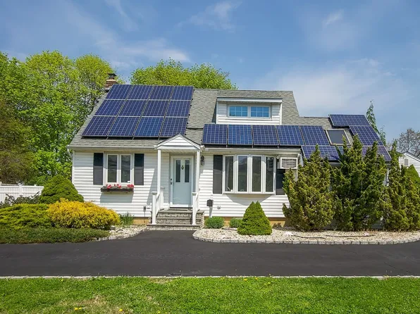 153 Adams St E, East Islip, NY 11730