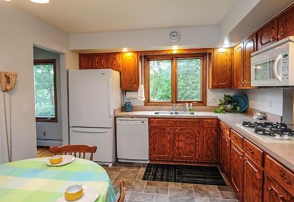 Nice eat in kitchen with cooktop and wall oven.