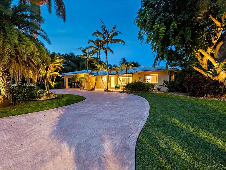 290 Tropic Dr — Photo 5