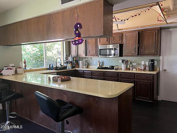 3rd image of 3232 W ORANGEWOOD Avenue