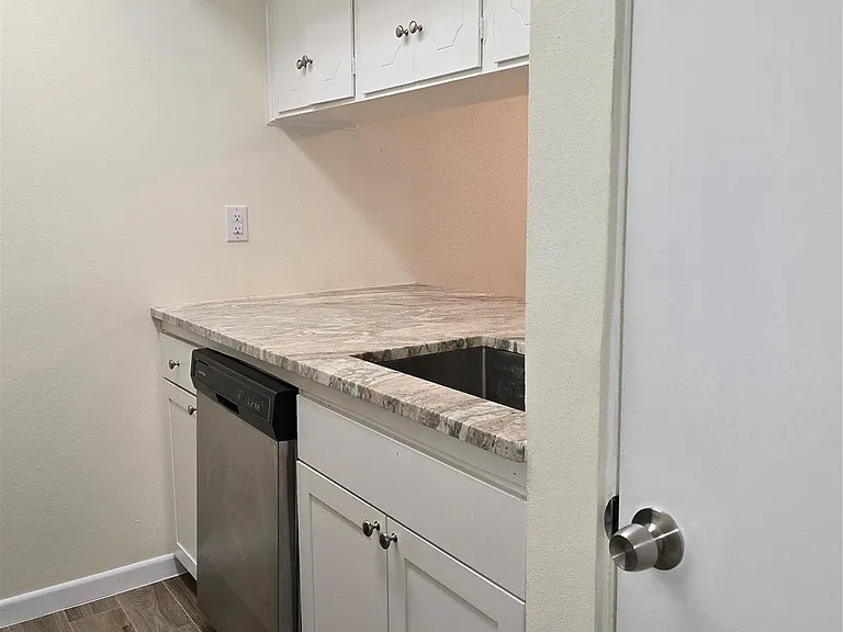 2101 Fountain View Dr #27 — Photo 3