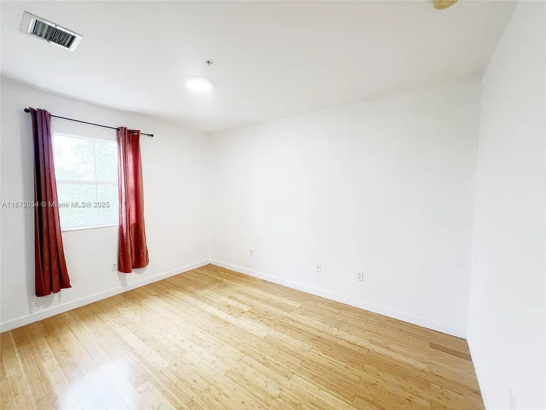 2540 SW 14th Ave — Photo 6
