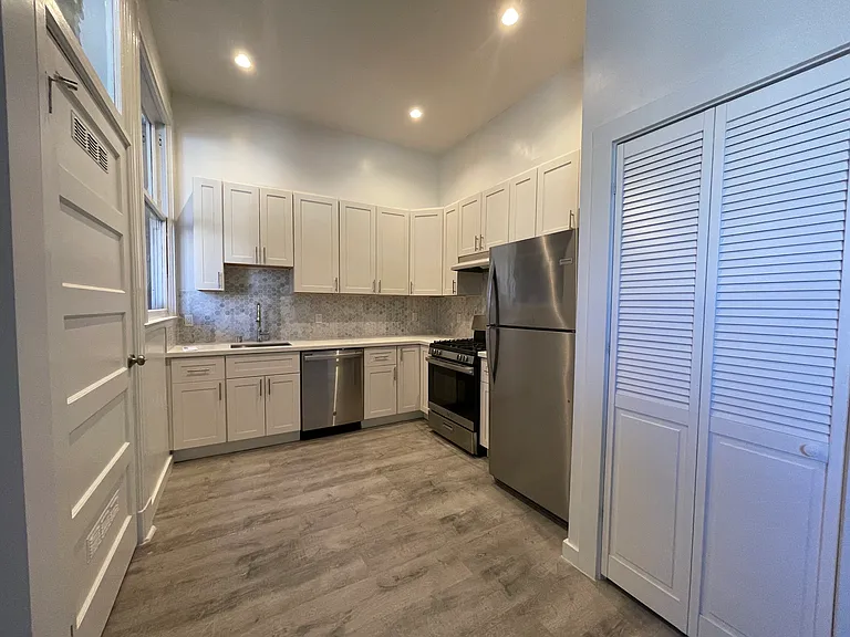 1430 Stockton St — Photo 16