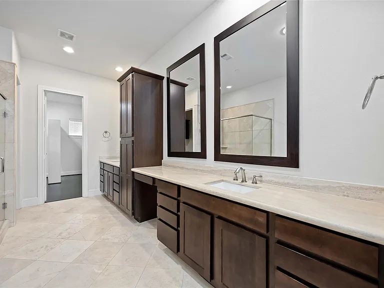 1104 Thompson St — Photo 11